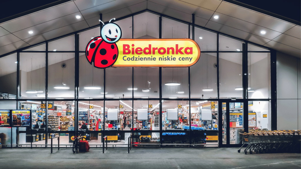 Szyld sklepu biedronka